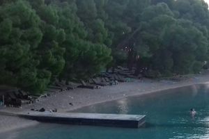 KATASTROFA U MAKARSKOJ Kršenje Zakona i besramno zauzimanje cijele plaže i okupacija ležaljkama se nastavljaju!