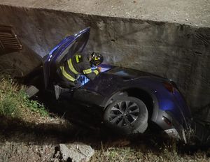 PODSTRANA Automobil sletio s ceste u jarak, vatrogasci vadili četvero putnika
