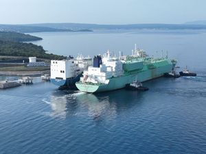 Jubilarni stoti tanker pristao na omišaljski LNG terminal
