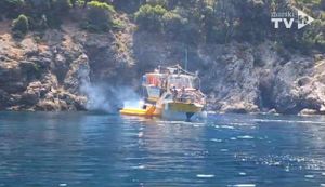 Brod drže opasnim, a on prevozi turiste na Cresu i vuče 'bananu' iza sebe: "Neprestano dimi i ponaša se kao prijetnja"