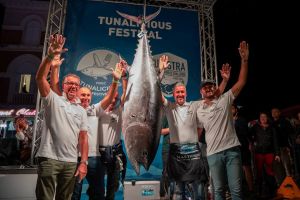 TUNISTRA Tuna teška više od 130 kg i duga preko dva metra donijela vodstvo talijanskoj ekipi „Black“