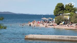 Unatoč hladnoći i izmjereno lošoj kvaliteti mora, lijepo vrijeme popunilo zadarsku plažu Kolovare