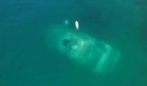 ZAŠTO SE VLASNIK NE JAVLJA? Tjednima ispod splitske plaže na dnu leži potopljena skupocjena brodica