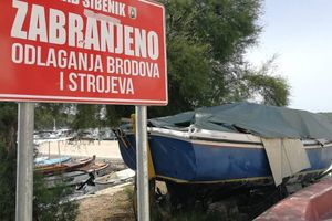 NAPUŠTENI BRODOVI Na Zlarinu točno pored znaka koji zabranjuje odlaganje brodova, odlažu se - brodovi!