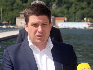 Ministar Butković: "Jadrolinija je prevažna za Hrvatsku, o slučaju smrti pomoraca nemam informacije. O slučaju brodara također ne mogu konkrento govoriti, ali nikad nismo više ulagali u luke!"