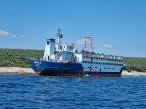 U travnju ga obećali odsukati za 30 dana - Sad je rujan: "Postavljene su i viseće ljestve, svatko se penje i krade sve što može!"