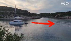 KAKAV BEZOBRAZLUK Katamaranom unutar označene plaže