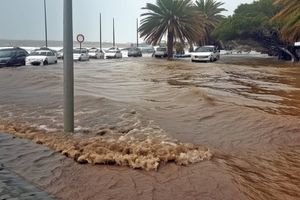 Biblijske scene na Jadranu. U Makarskoj su ceste riječna korita, građani i automobili "plivaju"!