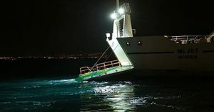 Na putu za Supetar trajektu Mljet rampa pala u more, putnici šokirani