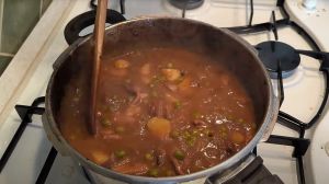 SIPA NA GULAŠ S KRUMPIRIMA I BIŽIMA (GRAŠKOM) - Obiteljska kužina Ive Kronje