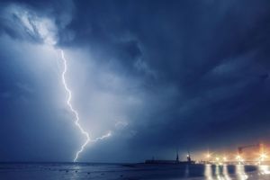 I dalje oblačno s kišom, na otvorenom moru nevere