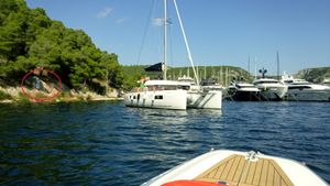 U Skradinu znak zabrane sidrenja i odmah do njega nautičari na sidru!