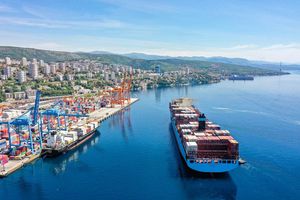 Amerikanci u riječkoj luci upravo iskrcavaju vojnu opremu