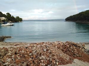 Na Šolti gomile građevinskog otpada istovarili na prekrasnu plažu!