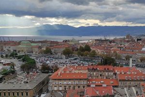 Nevrijeme u Rijeci rušilo stabla i stupove!