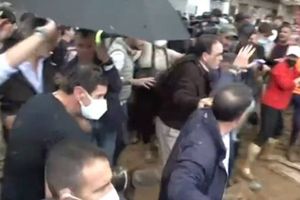 Španjolski kralj posjetio poplavama opustošenu Valenciju - gađali ga blatom!