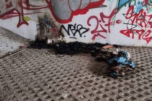 Ženi koja spava u splitskom podvožnjaku netko zapalio stvari!