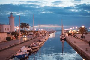 Grad karnevala, plaža i stoljetne pomorske tradicije