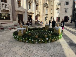 Na splitskom Peristilu osvanuo adventski vijenac