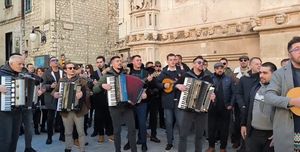 SVI ŠIBENSKI PIVAČI Ispod kupole katedrale svetog Jakova - Otvorena tradicija za dan nakon Božića