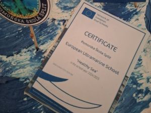 Prvi u Hrvatskoj s prestižnim 'Ultramarine Blue certifikatom' - Priznanje za eko-grupu Zdravo more i Pomorsku školu Split
