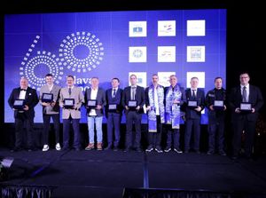 Upravitelj stroja Zvonimir Franić, zapovjednik Miljenko Konjevoda i prvi časnik palube Ivo Mišković laureati 60. Plave vrpce Vjesnika