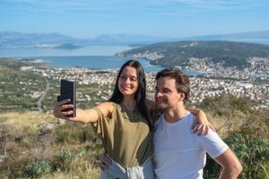 Mladi glumci Danica Katunarić i Mate Tavrić snimili promotivnu kampanju za TZO Seget