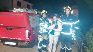 Rovinjski vatrogasci spasili mačka Blooma sa sedam metara visokog stabla
