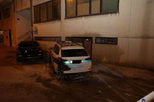 U Splitu zapaljen policijski auto točno ispred postaje!