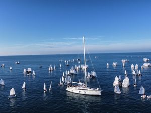 NAJBROJNIJA JADRANSKA REGATA S ČAK 500 JEDRILIČARA Drugi dan u znaku iščekivanja vjetra - Lovre Bakotić najbolji u ILCA 7