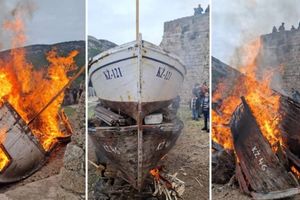 POVODOM SVETOG NIKOLE Zapaljen stari brod pred crkvom sv. Nikole u Komiži