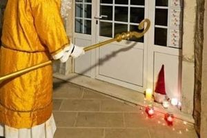 Svijeće ispred TZ Bol - prosvjed malih iznajmljivača!