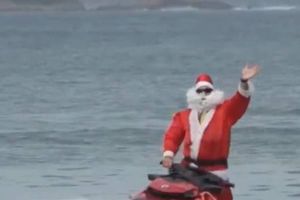 Djed Božićnjak u Brazil je umjesto na sanjkama došao na jet skiju!