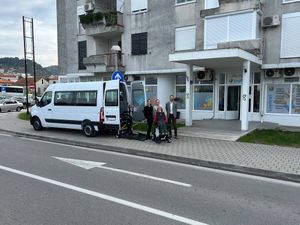 Udruga Leptirić donacijom Luke Ploče dobila kombi