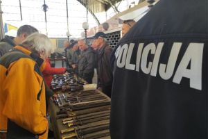 Izložbom starog oružja u Puli provedena preventivna akcija "Manje oružja, manje tragedija"