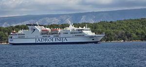 LOŠE GORIVO? Trajekt "Zadar" stao nedugo nakon polaska iz Splita za Stari Grad i pluta!