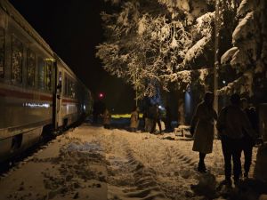 VLAK U SNIJEGU Sa 150 putnika krenuo iz Zagreba u Split, na njega u Lici pala grana i zapeo