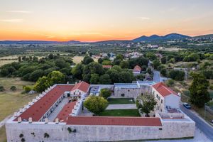 Općina Pakoštane daje u zakup hotel Maškovića han, a ovo je cijena!