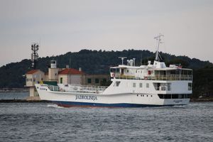 Žirjani nezadovoljni trajektom u pismu Jadroliniji: "Krajnje je vrijeme da zamijenite najstarije  u floti, tzv. 'škovacere'!"