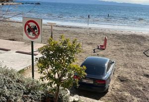 Splićanin Audijem ušao u pijesak i parkirao na samu plažu Bačvice