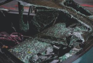 Prometna nesreća kod Ploča - automobil završio na krovu kuće!