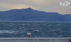 OLUJNA BURA IM NE SMETA Na trajektu Marjan zaorila se pjesma: "Opet bura okriće..." - Pogledajte po kakvom vremenu majstori pristaju u luku!