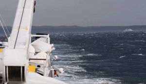 Olujno jugo i danas prekinulo brojne linije prema otocima