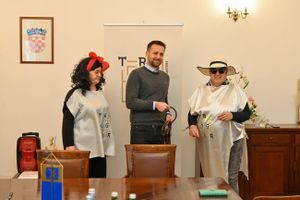 Maškare preuzele ključeve grada Trogira - gradonačelnik nije imao "šanse"!