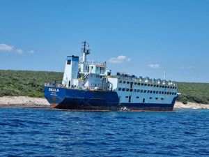 Općina Marčana poziva Ministarstvo na hitnu intervenciju: "Nasukani afrički brod ozbiljna je prijetnja našem moru i obali, uklonite ga!"