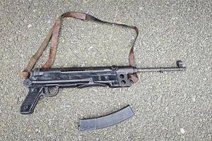 Zaustavili dvojac kraj Rijeke i u prtljažniku pronašli skrivenu automatsku pušku