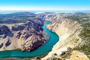 Pun kamion primorske pastrve pustit će u rijeku Zrmanju: "Gotovo je nestala zbog krivolova i nebrige"