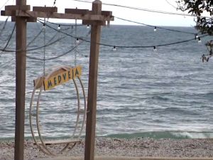 Nakon tajnog sastanka kamp kod Lovrana otkazuje rezervacije, stižu strani radnici