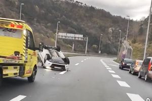 Nesreća na riječkoj obilaznici - auto završio na krovu!