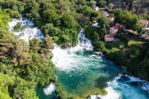 ZELENILO I SLAPOVI KOJI OBILUJU VODOM Proljeće je idealno vrijeme za posjet Nacionalnom parku Krka!